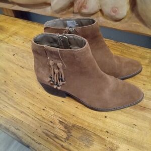 White Mountain Havana Size 8 Tassel Brown Suede Leather Ankle Booties 2" Heel
